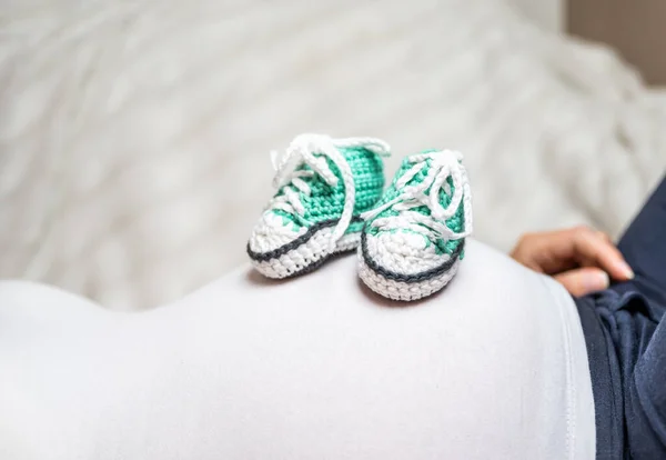Födelse Väntande Mor Sitter Med Små Baby Skor Nära Magen — Stockfoto