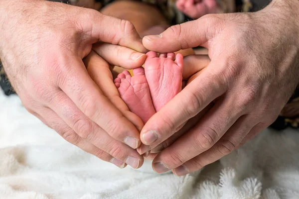 Yeni Doğmuş Tatlı Bir Aile Bebek Ayakları Anne Babaların Ayakları — Stok fotoğraf