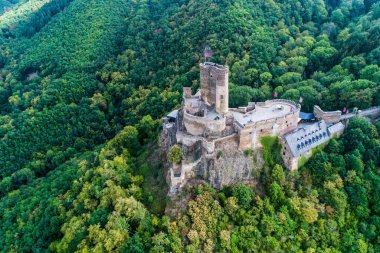 Ortaçağ şatosu Ehrenburg 'da Brodenbach' taki Moselle nehrinin yanında orman tepeleri olan hava manzaralı bir kaya..