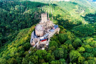 Ortaçağ şatosu Ehrenburg 'da Brodenbach' taki Moselle nehrinin yanında orman tepeleri olan hava manzaralı bir kaya..