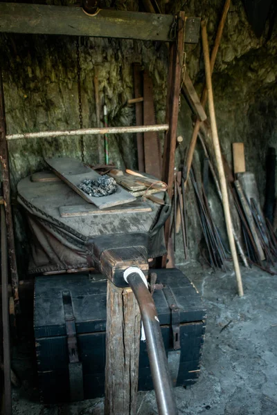 용광로 고대의 풀무를 사용하여 중세의 전통적 대장장이들의 — 스톡 사진