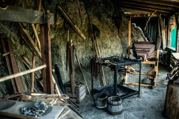 中世の鉄を鍛造するための伝統的な鍛冶屋の眺め 炉と古代の鐘楼 — ストック写真