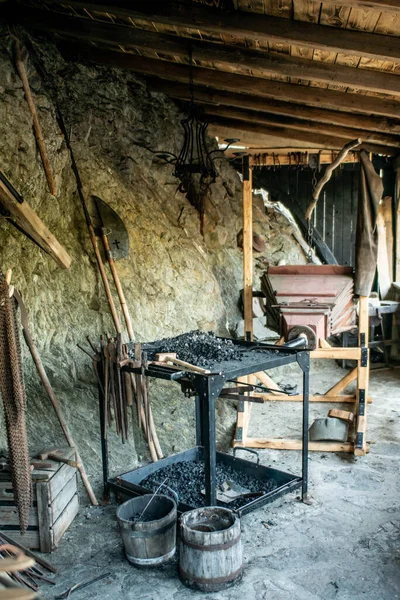 Άποψη Του Παραδοσιακού Σιδηρουργείου Για Σφυρηλάτηση Μεσαιωνικού Σιδήρου Φούρνο Και — Φωτογραφία Αρχείου