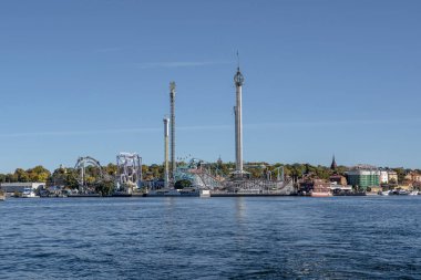 Curgarden Adası Stockholm 'de atlıkarıncalı Grona Lund eğlence parkı manzarası..