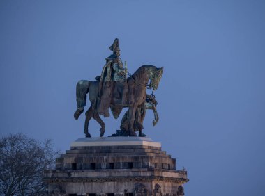 Gece vuruşu sabah sisi Koblenz Şehri Almanya tarihi anıtı Ren Nehri ve Mosele Nehri 'nin birlikte aktığı Alman Köşesi