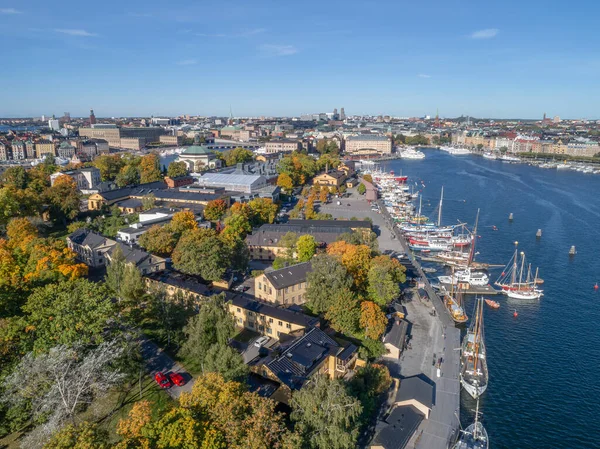 美丽的小船 五颜六色的小船 在斯德哥尔摩 瑞典的鸟瞰图 夏天海景阳光灿烂的日子 顶视图 游艇从飞行无人机 — 图库照片