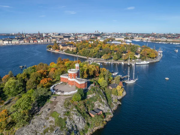 瑞典斯德哥尔摩中部卡斯特利门岛上美丽的历史城堡 — 图库照片