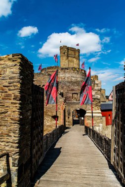 Brodenbach Almanya 05.08.2018 Ehrenburg Şatosu Rhineland Palatinate bayraklarıyla giriş.