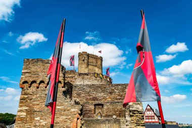 Brodenbach Almanya 05.08.2018 Ehrenburg Şatosu Rhineland Palatinate bayraklarıyla giriş.