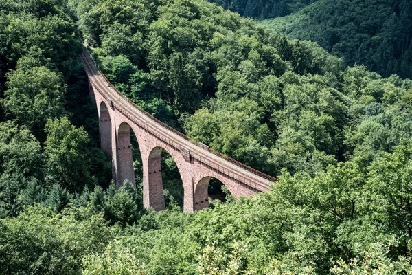 德国绿林中的小山间的旧拱桥铁路高架桥 — 图库照片