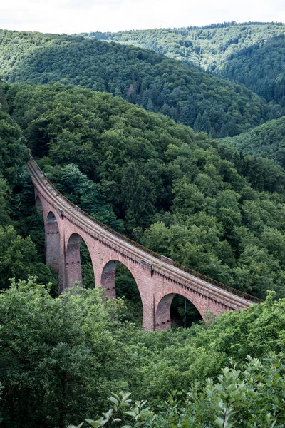 Régi Híd Vasúti Viadukt Között Dombok Zöld Erdő Németország Fák — Stock Fotó