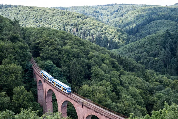 Arco Velho Ponte Viaduto Ferroviário Entre Colinas Floresta Verde Alemanha — Fotografia de Stock