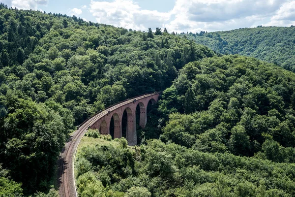Gammal Båge Bro Järnväg Viadukt Mellan Kullar Den Gröna Skogen — Stockfoto