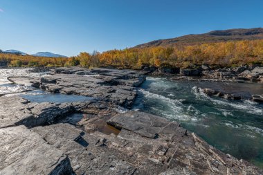 Autum Abisko Kanyon Nehri Abiskojakka Ulusal Parkı, Norrbottens, Norrbottens, İsveç 'in kuzeyindeki Laponya manzarası.