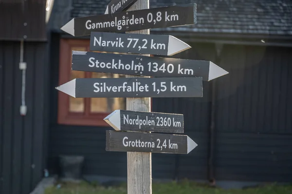 Signpost Abisko Suécia Círculo Polar Ártico Indica Distância Direção Para — Fotografia de Stock