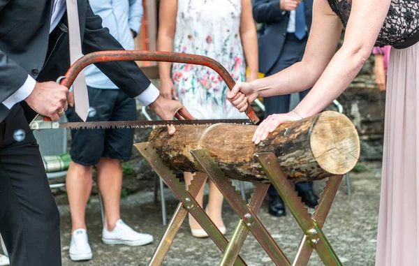 Genç Gelin Damat Bir Ağaç Gövdesini Birlikte Kesiyor Alman Düğün — Stok fotoğraf