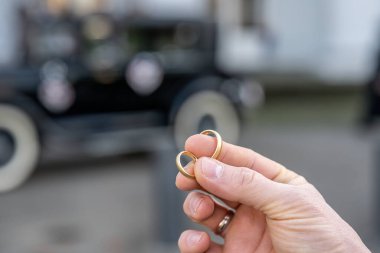 Erkek parmaklarında iki alyans vardır. Evlilik geleneği altın yüzükler..