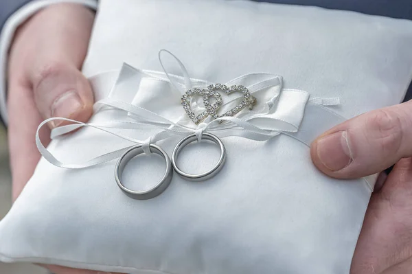 베개에 결혼반지 아름답게 장식되어 — 스톡 사진