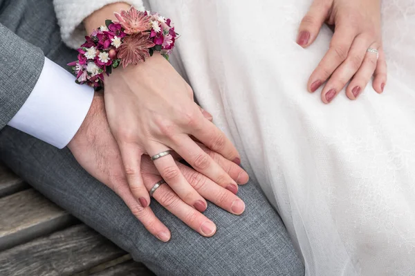 Bruid Met Bruidegom Hand Met Trouwringen Zittend Bank — Stockfoto