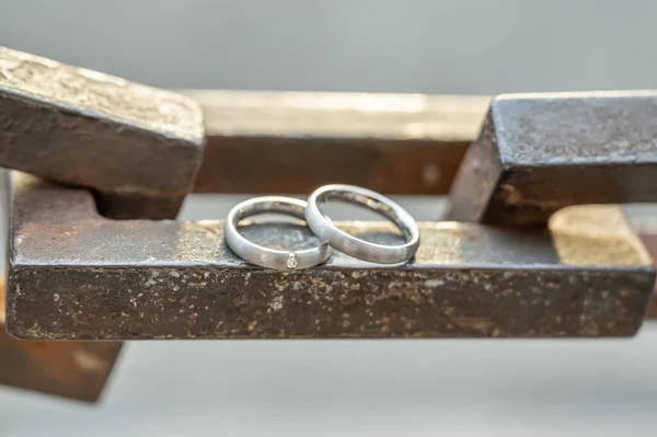 Duas Mãos Com Anéis Casamento Repousam Sobre Uma Forte Corrente — Fotografia de Stock