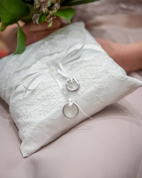 Two Wedding Rings Ceremonial Cushion Pillow Beautifull Decorated — Stock Photo, Image
