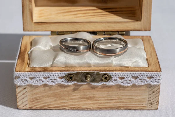 Jegygyűrű Párna Vászon Dobozban Előtt Virágcsokor Gyűrűk Szerelem — Stock Fotó