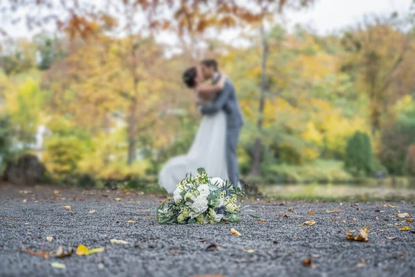 Bulanık Bir Çiftin Planında Düğün Buketi Çiçekler Aşıklar — Stok fotoğraf