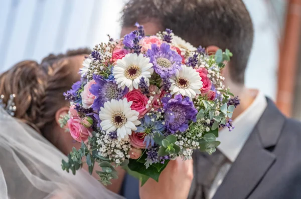 Buquê Casamento Primeiro Plano Casal Beijos Borrado Flores Amantes — Fotografia de Stock