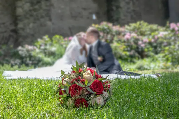 Γαμήλια Ανθοδέσμη Πρώτο Πλάνο Ενός Θολή Φιλιά Ζευγάρι Λουλούδια Και — Φωτογραφία Αρχείου