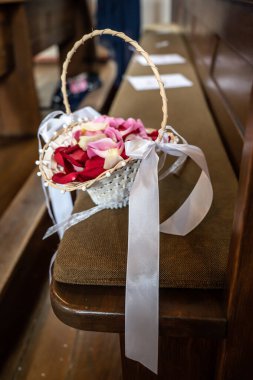 Düğün için Ratan sepetleri ve renkli çiçekler..