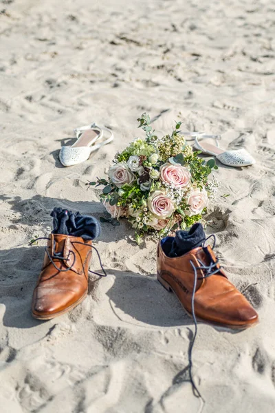 Романтический Брак Пары Свадебной Символикой Обувь — стоковое фото