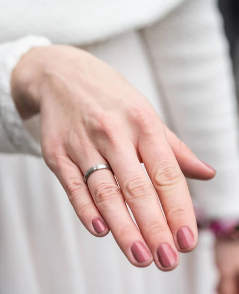 Bruid Hand Met Trouwring Close Met Detail — Stockfoto