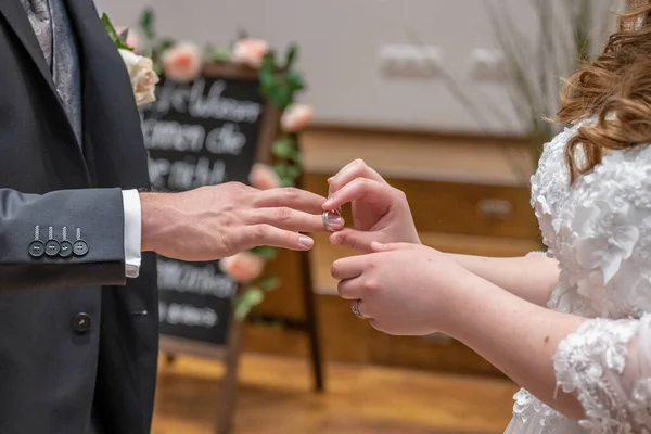 Trouwringen Handen Van Bruid Bruidegom Ring Uitwisseling Paar Bij Ceremonie — Stockfoto