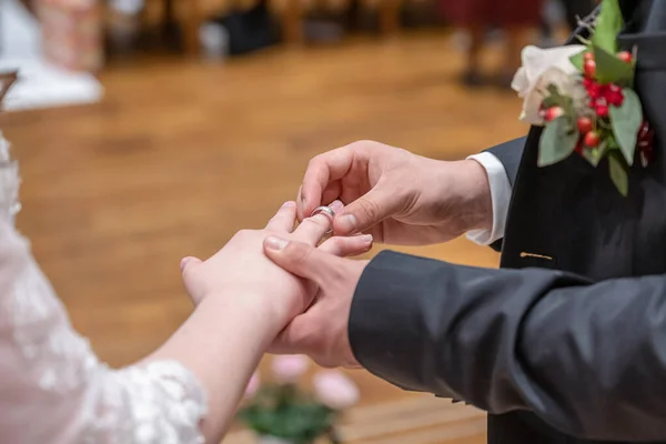 Anéis Casamento Mãos Casal Troca Anel Noiva Noivo Cerimônia Amor — Fotografia de Stock