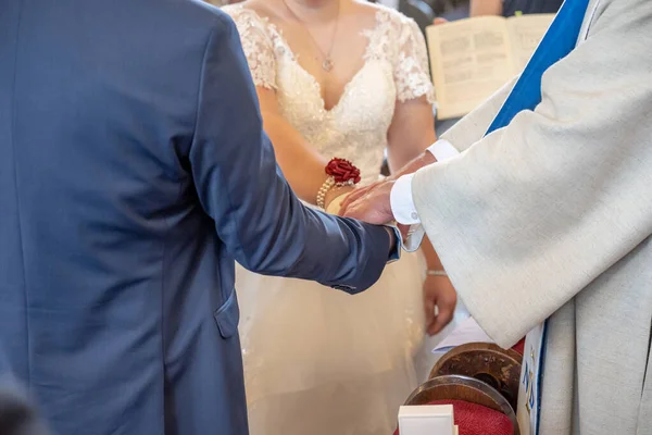 婚戒和新郎新娘的手婚戒在爱情的仪式上交换夫妻 — 图库照片