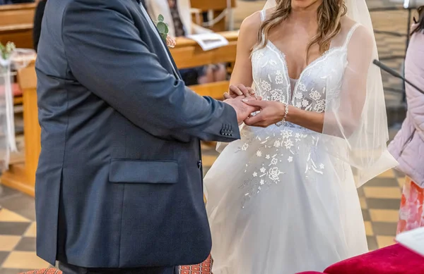 Обручальные Кольца Руки Жениха Невесты Обмениваются Кольцами Церемонии Влюбленности — стоковое фото