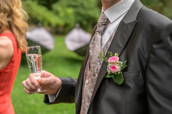 Ροζ Τριαντάφυλλο Μπουτονιέρα Λουλούδι Γάμος Γαμπρός Παλτό Γραβάτα Και Πουκάμισο — Φωτογραφία Αρχείου