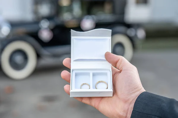 Groom Segurar Mão Casamento Romântico Casamento Mbolos Anéis Uma Caixa — Fotografia de Stock