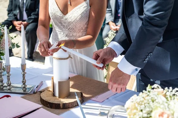 婚礼的蜡烛在新娘和新郎的手中 蜡烛是家庭在婚礼上的象征 — 图库照片