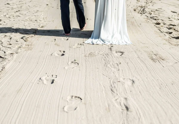 Recién Casados Caminando Por Playa Con Novia Novio Vestidos Para — Foto de Stock