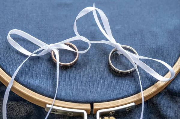 Közelkép Arany Jegygyűrűkről Üres Díszítő Gyűrűpárnán — Stock Fotó