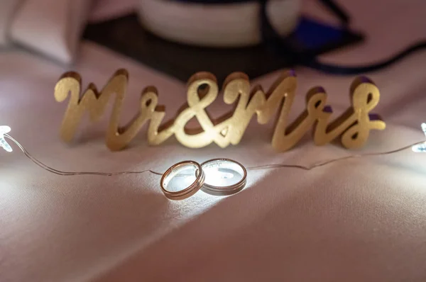 Dva Snubní Prsteny Osvětlené Podsvícení Krásným Zadkem Detailní Foto — Stock fotografie
