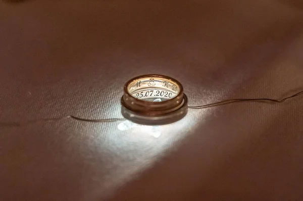 Két Jegygyűrű Megvilágított Háttérvilágítás Gyönyörű Bokeh Közelkép Fotó — Stock Fotó