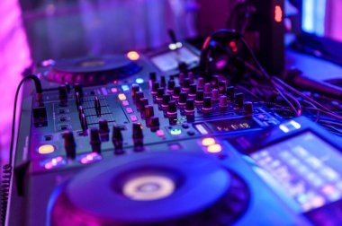 Profesyonel DJ ekipman ses ve ses karıştırıcı kontrol paneli düğmeler ve kaydırıcılarla.