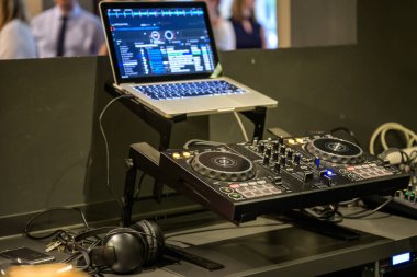 Profesyonel DJ ekipman ses ve ses karıştırıcı kontrol paneli düğmeler ve kaydırıcılarla.
