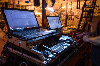 Profesyonel DJ ekipman ses ve ses karıştırıcı kontrol paneli düğmeler ve kaydırıcılarla.