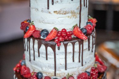 Taze böğürtlen ve meyveli bir sürü katlı çok lezzetli düğün pastası..
