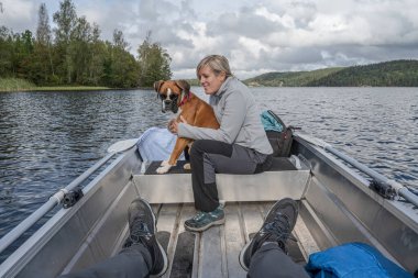 Dalsland İsveç 'te Ragnerudsjoen Gölü' nde kayak turu. Güzel doğa ormanı çam ağaçları..