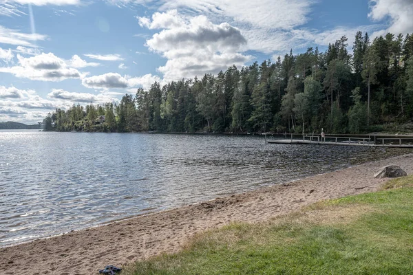 Jezero Ragnerudssjoen Dalslandu Švédsko Krásné Přírodní Les Pinetree Švédské Domy — Stock fotografie