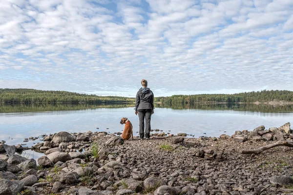 Girl Standing Lake Ragnerudssjoen Mirror Dalsland Sweden Beautiful Nature Forest — Stock Photo, Image